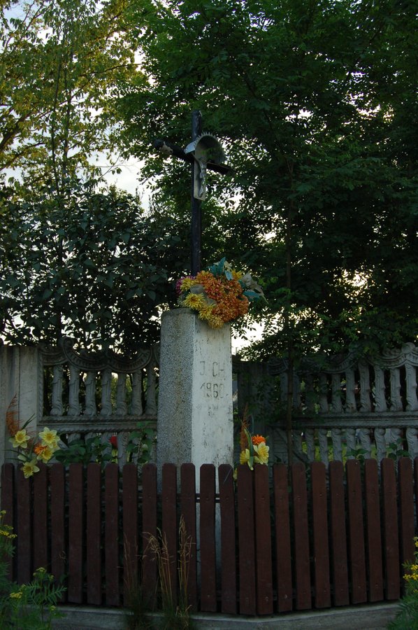 Krzyż przy drodze do Ostrówka