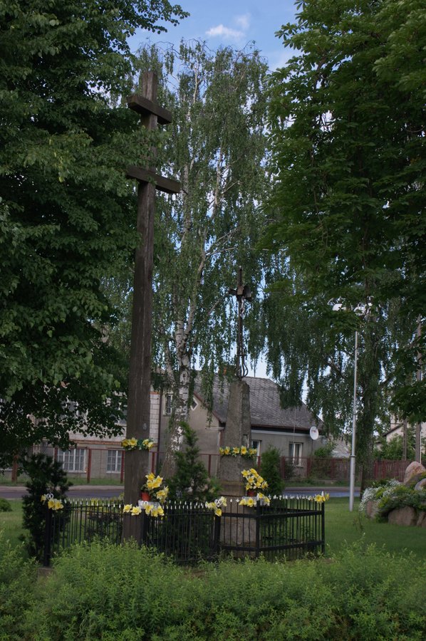 Krzyże u zbiegu ulic Centralnej i Szkolnej