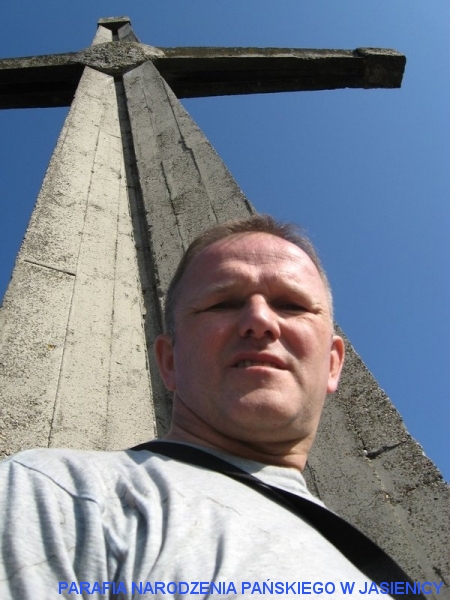 2009 Ksiądz proboszcz Wojciech Lemański podczas prac na dachu wieży