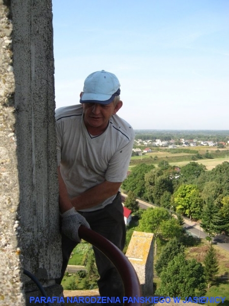 2009 Sołtys Mirosław Szczotka podczas prac na dachu wieży