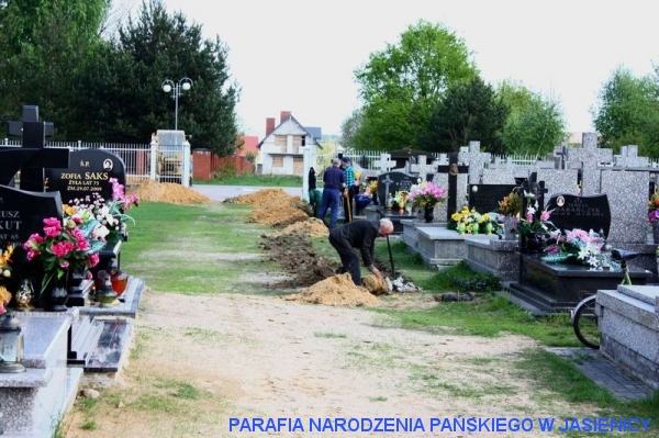 Prace przy wykopie na cmentarzu