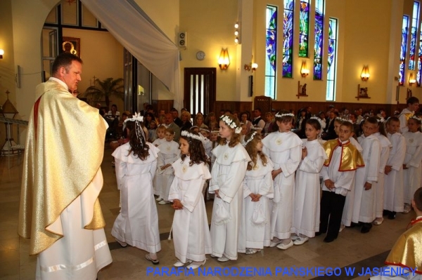 Dzieci przyjmują komunię świętą