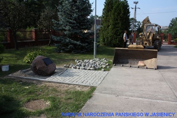 Kamień z tablicą upamiętniającą ofiary II wojny światowej na swoim miejscu