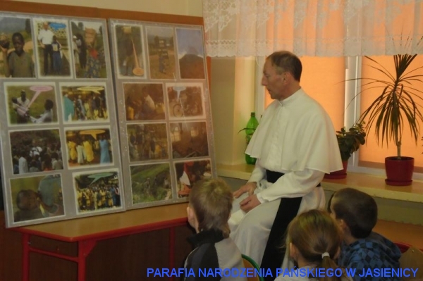 Ks. Rusinek prezentuje zdjęcia z terenu swojej pracy misyjnej