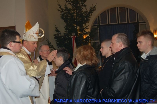 Ksiądz Biskup Marek Solarczyk udziela Sakramentu Bierzmowania