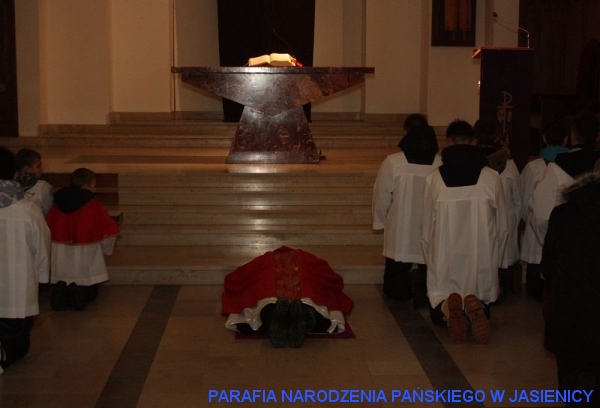 Kapłan modli się przed ołtarzem