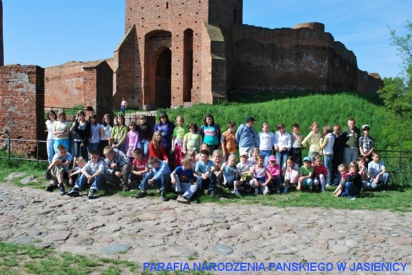 Dzieci przed ruinami zamku książąt mazowieckicch w Czersku