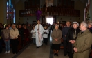 Kapłani i służba ołtarza wkraczają do kościoła