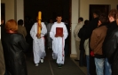 Służba ołtarza i kapłani opuszczają świątynię