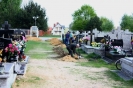 Prace przy wykopie na cmentarzu