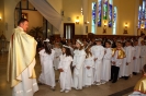 Dzieci przyjmują komunię świętą