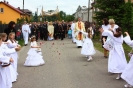 Bielanki sypia kwiaty przed księdzem niosącym Najświętszy Sakrament