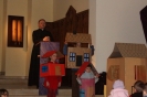 Ksiądz proboszcz zapowiada występ dzieci z kółka teatralnego