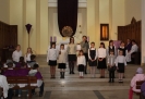 Dzieci z kółka teatralnego recytują wiersze na temat chleba
