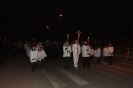 Wierni z krzyżem podążają ulicą Szkolną