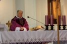 Ojciec Andrzej Rabij rozpoczyna mszę świętą