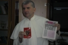 Ks. Misjonarz prezentuje gazetkę HOBE