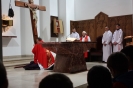 Celebrujący liturgię ksiądz podczas adoracji krzyża