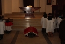 Kapłan modli się przed ołtarzem