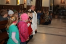 Ksiądz Grzegorz z dziećmi