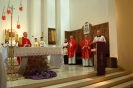 Ksiądz bp Marek Solarczyk rozpoczyna liturgię kierując słowo do młodzieży